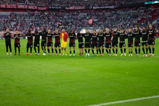 Freiburger Mannschaft feiert den Sieg mit den Fans, Fortuna Duesseldorf vs. SC Freiburg, Fussball, DFB-Pokal, 1. Runde, 23.08.2026 Duesseldorf Nordrhein-Westfalen Deutschland *** The Freiburg team celebrates the victory with the fans, Fortuna Düsseldorf vs. SC Freiburg, soccer, DFB Cup, 1st round, August 23, 2026, Düsseldorf, North Rhine-Westphalia, Germany Copyright: xkolbert-press MarkusxVerwimpx