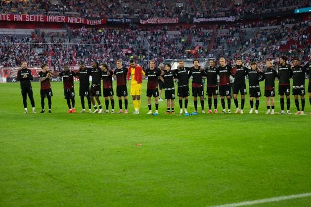 Freiburger Mannschaft feiert den Sieg mit den Fans, Fortuna Duesseldorf vs. SC Freiburg, Fussball, DFB-Pokal, 1. Runde, 23.08.2026 Duesseldorf Nordrhein-Westfalen Deutschland *** The Freiburg team celebrates the victory with the fans, Fortuna Düsseldorf vs. SC Freiburg, soccer, DFB Cup, 1st round, August 23, 2026, Düsseldorf, North Rhine-Westphalia, Germany Copyright: xkolbert-press MarkusxVerwimpx