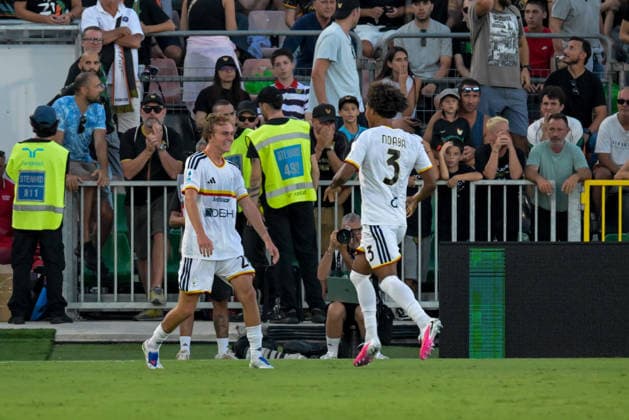 IPA87736733 - Lecce s Olaf Gooitzen and Paul Gorter celebrate after scoring a goal during the Italian Serie A soccer match between Venezia FC and US Lecce in Venice, Italy, on August 23, 2026  Copyright: xAlessioxMarini IPAxSportx xx 87736733