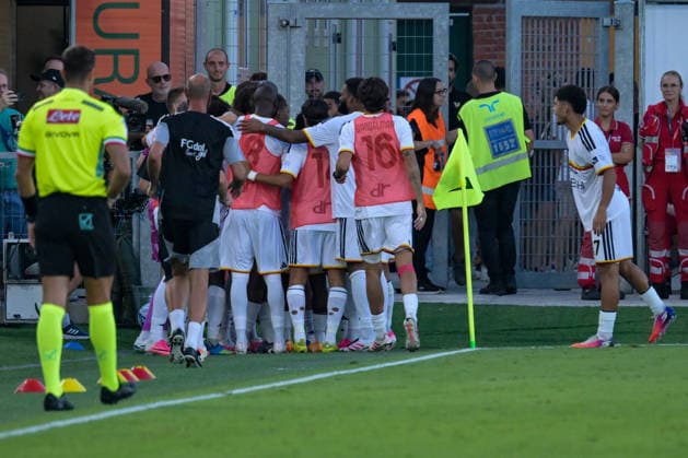 IPA87736736 - US Lecce celebrates after scoring a goal during the Venezia FC vs. US Lecce Italian Serie A soccer match in Venice, Italy, on August 23, 2026  Copyright: xAlessioxMarini IPAxSportx xx 87736736