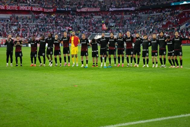 Freiburger Mannschaft feiert den Sieg mit den Fans, Fortuna Duesseldorf vs. SC Freiburg, Fussball, DFB-Pokal, 1. Runde, 23.08.2026 Duesseldorf Nordrhein-Westfalen Deutschland *** The Freiburg team celebrates the victory with the fans, Fortuna Düsseldorf vs. SC Freiburg, soccer, DFB Cup, 1st round, August 23, 2026, Düsseldorf, North Rhine-Westphalia, Germany Copyright: xkolbert-press MarkusxVerwimpx