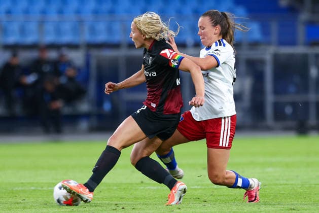 v.li.: Lisa Karl (SC Freiburg, 2) und Viktoria Schwalm (Hamburger SV, HSV, 23) im Zweikampf, Duell, Dynamik, Aktion, Action, Spielszene, DIE DFB-RICHTLINIEN UNTERSAGEN JEGLICHE NUTZUNG VON FOTOS ALS SEQUENZBILDER UND ODER VIDEOÄHNLICHE FOTOSTRECKEN. DFB REGULATIONS PROHIBIT ANY USE OF PHOTOGRAPHS AS IMAGE SEQUENCES AND OR QUASI-VIDEO., 23.08.2026, Hamburg (Deutschland), Fussball, Google Pixel Frauen-Bundesliga, Hamburger SV - SC Freiburg *** From left: Lisa Karl (SC Freiburg), 2, and Viktoria Schwalm (Hamburger SV, HSV), 23, in a one-on-one battle, duel, dynamic moment, action, game scene, DFB REGULATIONS PROHIBIT ANY USE OF PHOTOGRAPHS AS SEQUENCE IMAGES AND OR VIDEO-LIKE PHOTO SERIES DFB REGULATIONS PROHIBIT ANY USE OF PHOTOGRAPHS AS IMAGE SEQUENCES AND OR QUASI-VIDEO, August 23, 2026, Hamburg, Germany, soccer, Google Pixel Women’s Bundesliga, Hamburger SV, SC Freiburg xobx