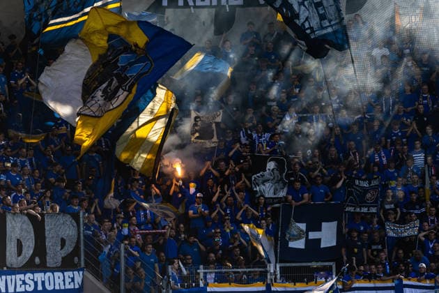 Jena , 230826, DFB Pokal FC Carl-Zeiss Jena gegen SV Darmstadt 98 im Bild: Jenaer Fans , Ultras Südkurve *** Jena, 230826, DFB Cup: FC Carl Zeiss Jena vs. SV Darmstadt 98—Pictured: Jena fans, Ultras Südkurve