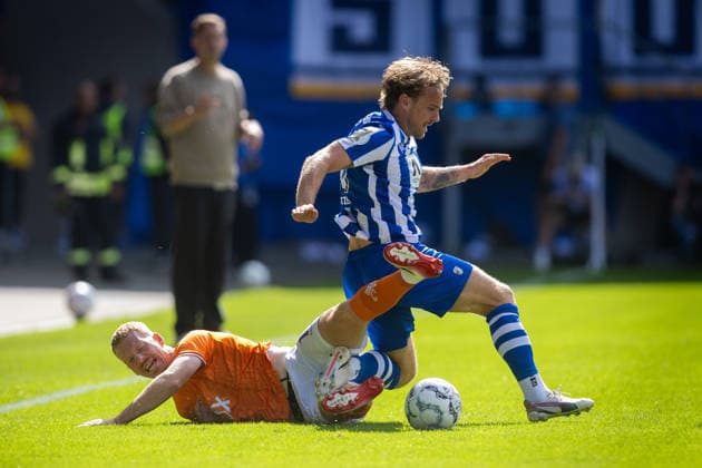 Jena , 230826, DFB Pokal FC Carl-Zeiss Jena gegen SV Darmstadt 98 im Bild: Nils Butzen (Jena) gegen Kai Klefisch (Darmstadt) *** Jena, 230826, DFB Cup: FC Carl Zeiss Jena vs. SV Darmstadt 98; photo by Nils Butzen (Jena) vs. Kai Klefisch (Darmstadt)