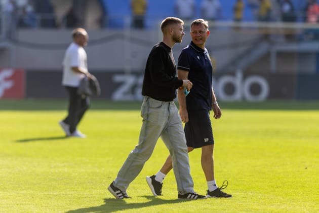 Jena , 230826, DFB Pokal FC Carl-Zeiss Jena gegen SV Darmstadt 98 im Bild: Maxime Hessel und Dr. Dr. Stefan Pietsch (Jena) *** Jena, August 26, 2023, DFB Cup: FC Carl Zeiss Jena vs. SV Darmstadt 98; pictured: Maxime Hessel and Dr. Dr. Stefan Pietsch, Jena