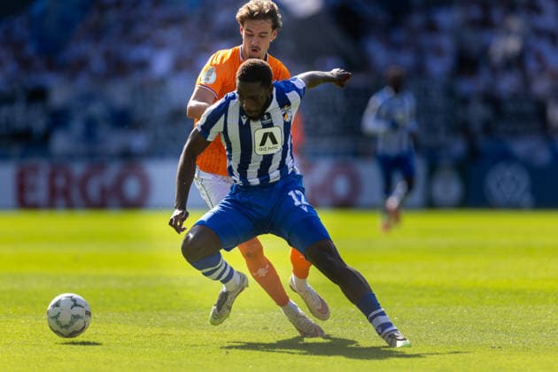 Jena , 230826, DFB Pokal FC Carl-Zeiss Jena gegen SV Darmstadt 98 im Bild: Malik Talabidi (Jena) gegen Milan Smit (Darmstadt) *** Jena, 230826, DFB Cup: FC Carl Zeiss Jena vs. SV Darmstadt 98. Pictured: Malik Talabidi (Jena) vs. Milan Smit (Darmstadt)