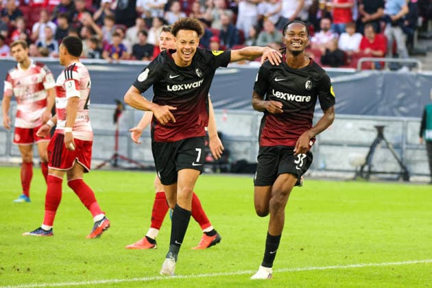 23.08.2026, xfanx, Fussball DFB Pokal 1.Runde, Fortuna Duesseldorf - SC Freiburg v.l. der Zweite Torschütze Jordy Makengo (Freiburg) macht das Tor zum 4:1 für Freiburg und jubelt mit Derry Lionel Scherzhaft (Freiburg) (DFL DFB REGULATIONS PROHIBIT ANY USE OF PHOTOGRAPHS as IMAGE SEQUENCES and or QUASI-VIDEO) Duesseldorf *** August 23, 2026, xfanx, Soccer DFB Cup First Round, Fortuna Düsseldorf vs. SC Freiburg: Second goal scorer Jordy Makengo scores Freiburg’s fourth goal (4–1) and celebrates with Derry Lionel Scherzhaft. Freiburg. DFL and DFB regulations prohibit any use of photographs as image sequences and or QUASI-VIDEO Düsseldorf