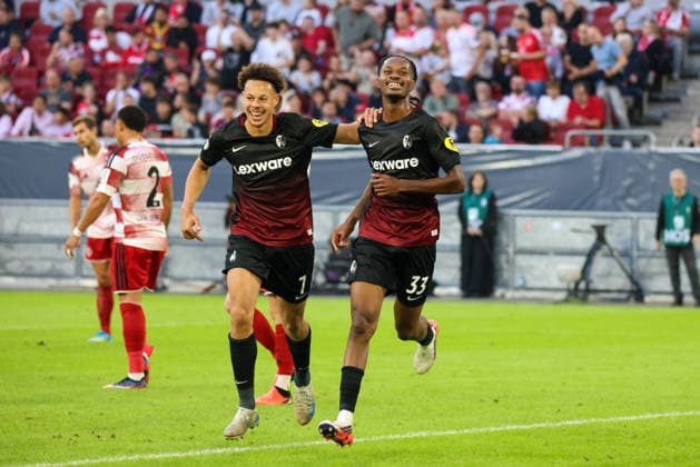 23.08.2026, xfanx, Fussball DFB Pokal 1.Runde, Fortuna Duesseldorf - SC Freiburg v.l. der Zweite Torschütze Jordy Makengo (Freiburg) macht das Tor zum 4:1 für Freiburg und jubelt mit Derry Lionel Scherzhaft (Freiburg) (DFL DFB REGULATIONS PROHIBIT ANY USE OF PHOTOGRAPHS as IMAGE SEQUENCES and or QUASI-VIDEO) Duesseldorf *** August 23, 2026, xfanx, Soccer DFB Cup First Round, Fortuna Düsseldorf vs. SC Freiburg: Second goal scorer Jordy Makengo scores Freiburg’s fourth goal (4–1) and celebrates with Derry Lionel Scherzhaft. Freiburg. DFL and DFB regulations prohibit any use of photographs as image sequences and or QUASI-VIDEO Düsseldorf
