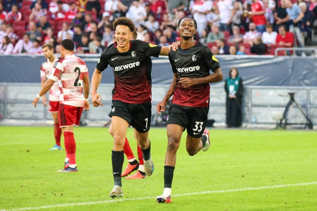 23.08.2026, xfanx, Fussball DFB Pokal 1.Runde, Fortuna Duesseldorf - SC Freiburg v.l. der Zweite Torschütze Jordy Makengo (Freiburg) macht das Tor zum 4:1 für Freiburg und jubelt mit Derry Lionel Scherzhaft (Freiburg) (DFL DFB REGULATIONS PROHIBIT ANY USE OF PHOTOGRAPHS as IMAGE SEQUENCES and or QUASI-VIDEO) Duesseldorf *** August 23, 2026, xfanx, Soccer DFB Cup First Round, Fortuna Düsseldorf vs. SC Freiburg: Second goal scorer Jordy Makengo scores Freiburg’s fourth goal (4–1) and celebrates with Derry Lionel Scherzhaft. Freiburg. DFL and DFB regulations prohibit any use of photographs as image sequences and or QUASI-VIDEO Düsseldorf