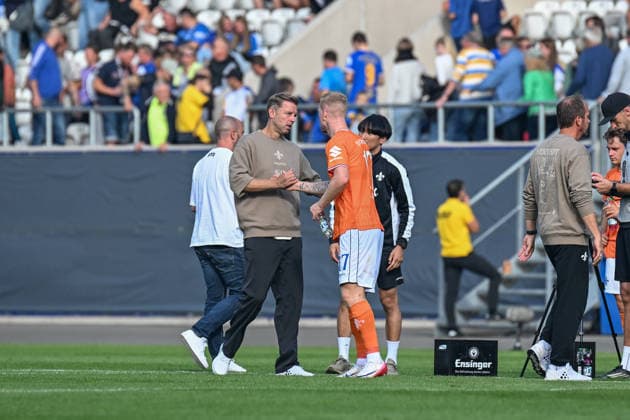 Fußball I Herren I Saison 2026-2027 I DFB-Pokal I FC Carl Zeiss Jena - SV Darmstadt 98 I 23.08.2026 Florian Kohfeldt (Trainer, SV Darmstadt 98) klatscht per Handschlag Kai Klefisch (17, SV Darmstadt 98) nach dem Abpfff ab Jena Ernst-Abbe-Sportfeld, ad hoc Arena Thüringen Deutschland *** Soccer I Men s I 2026–2027 Season I DFB Cup I FC Carl Zeiss Jena vs. SV Darmstadt 98 I August 23, 2026: Florian Kohfeldt, coach of SV Darmstadt 98, shakes hands with Kai Klefisch 17, SV Darmstadt 98 after the final whistle at Jena’s Ernst Abbe Sportfeld, ad hoc Arena, Thuringia, Germany Copyright: xLobeca InesxHähnelx