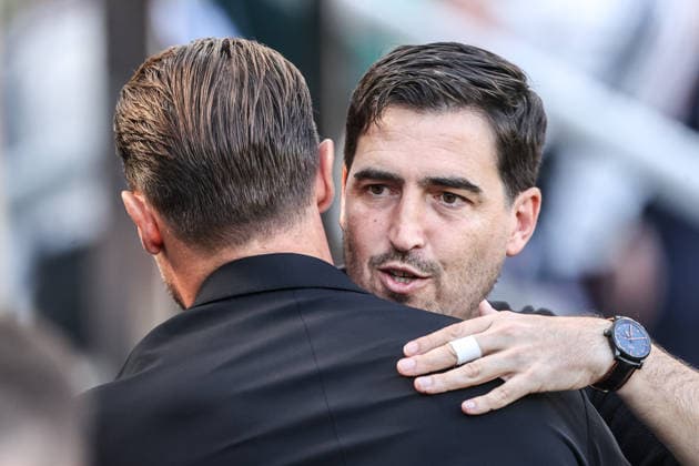 Newcastle United v Liverpool - Premier League 2026 27 Matthias Jaissle, manager of Newcastle United, embraces Andoni Iraola, manager of Liverpool, before the game during the Premier League match between Newcastle United and Liverpool at St. James s Park in Newcastle, United Kingdom, on August 23, 2026. Newcastle Tyne and Wear United Kingdom  Copyright: xNewsxImagesx originalFilename:cosgrove-premierl260823_npiaH.jpg