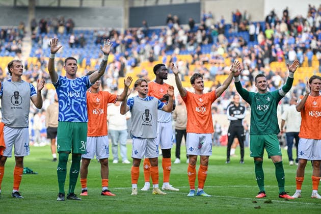 Fußball I Herren I Saison 2026-2027 I DFB-Pokal I FC Carl Zeiss Jena - SV Darmstadt 98 I 23.08.2026 Marcel Schuhen (1, SV Darmstadt 98) (r.) jubelt mit der Mannschaft über den Einzug in die nächste Pokalrunde Jena Ernst-Abbe-Sportfeld, ad hoc Arena Thüringen Deutschland *** Soccer I Men s Team I 2026–2027 Season I DFB Cup I FC Carl Zeiss Jena vs. SV Darmstadt 98 I August 23, 2026 Marcel Schuhen 1, SV Darmstadt 98 fans celebrate with the team after advancing to the next round of the cup at Jena’s Ernst Abbe Sportfeld, ad hoc Arena, Thuringia, Germany Copyright: xLobeca InesxHähnelx