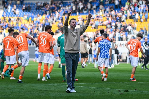 Fußball I Herren I Saison 2026-2027 I DFB-Pokal I FC Carl Zeiss Jena - SV Darmstadt 98 I 23.08.2026 Florian Kohfeldt (Trainer, SV Darmstadt 98) bedankt sich bei den Fans Freisteller, Nahaufnahme, Porträt, Portrait, Einzelfoto, Einzelbild, Körper Jena Ernst-Abbe-Sportfeld, ad hoc Arena Thüringen Deutschland *** Soccer I Men s Team I 2026–2027 Season I DFB Cup I FC Carl Zeiss Jena vs. SV Darmstadt 98 I August 23, 2026 Florian Kohfeldt, Coach, SV Darmstadt 98 thanks the fans; cutout, close-up, portrait, single photo, single image, body; Jena Ernst Abbe Sportfeld, ad hoc Arena; Thuringia, Germany Copyright: xLobeca InesxHähnelx