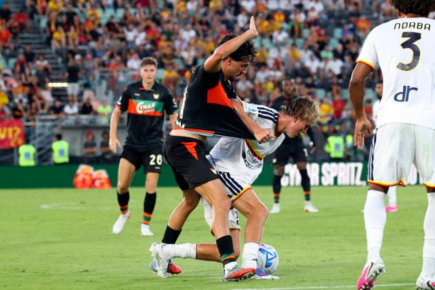 Lecce™s Olaf Gorter 28 Venezia s Kike Perez( 71 Venezia FC) during the Serie A soccer match between Venezia FC and US Lecce in the Pier Luigi Penzo Stadium di Venice,north east Italy - August 23, 2026. - Soccer  Copyright: xPaolaxGarbuio LaPressex