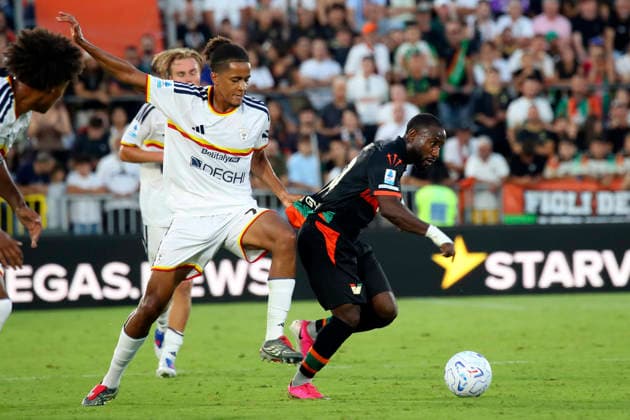 Venezia s John Yeboah (10 Venezia FC) Lecce™s Oumar Ngom 79 during the Serie A soccer match between Venezia FC and US Lecce in the Pier Luigi Penzo Stadium di Venice,north east Italy - August 23, 2026. - Soccer  Copyright: xPaolaxGarbuio LaPressex