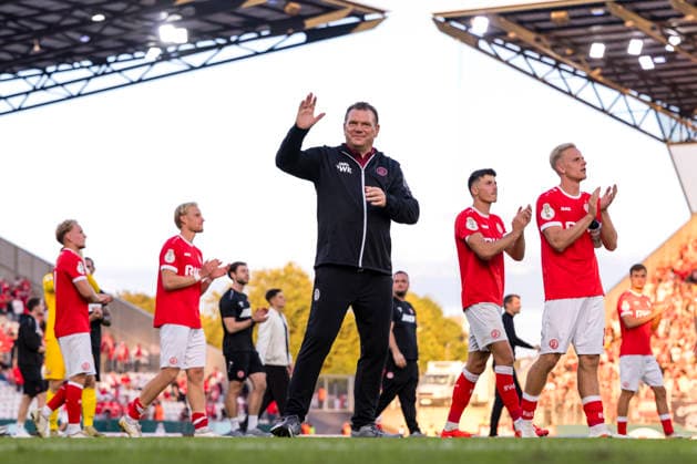 23.08.2026, Fussball, 1. Runde im DFB-Pokal, Rot-Weiss Essen - FC St. Pauli. Trainer Uwe Koschinat (Rot-Weiss Essen) freut sich und bejubelt den Sieg. Essen Stadion an der Hafenstraße NRW Deutschland xRHR-FOTO DEx *** August 23, 2026, Soccer, 1st Round of the DFB Cup, Rot-Weiss Essen vs. FC St. Pauli; Coach Uwe Koschinat; Rot-Weiss Essen celebrates its victory; Essen Stadium on Hafenstraße, North Rhine-Westphalia, Germany; xRHR PHOTO DEx Copyright: DennisxEwert RHR-FOTOx RHR-FOTO DE