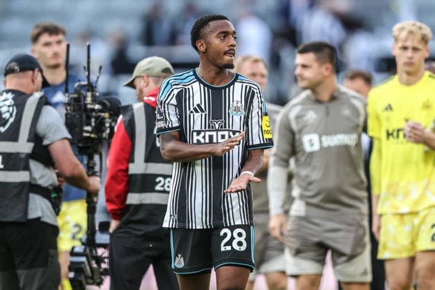 Newcastle United v Liverpool - Premier League 2026 27 Joe Willock of Newcastle United applauds the fans after the game during the Premier League match between Newcastle United and Liverpool at St. James s Park in Newcastle, United Kingdom, on August 23, 2026. Newcastle Tyne and Wear United Kingdom  Copyright: xNewsxImagesx originalFilename:cosgrove-premierl260823_np1Kh.jpg