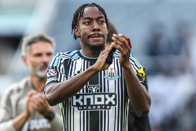 Newcastle United v Liverpool - Premier League 2026 27 Anthony Elanga of Newcastle United applauds the fans after the game during the Premier League match between Newcastle United and Liverpool at St. James s Park in Newcastle, United Kingdom, on August 23, 2026. Newcastle Tyne and Wear United Kingdom  Copyright: xNewsxImagesx originalFilename:cosgrove-premierl260823_npDhf.jpg
