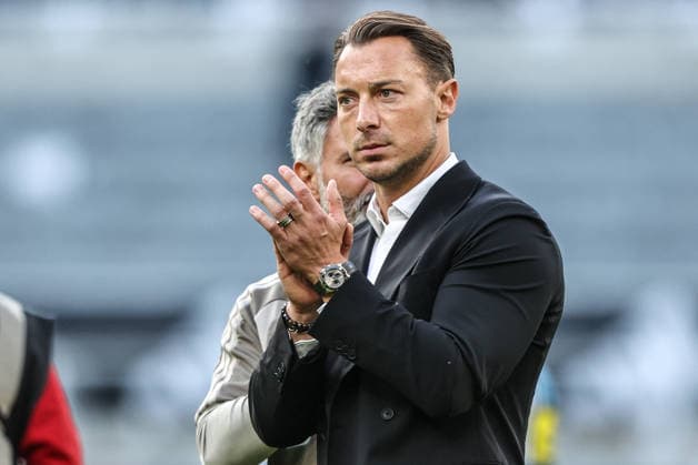 Newcastle United v Liverpool - Premier League 2026 27 Matthias Jaissle, manager of Newcastle United, applauds fans after the Premier League match between Newcastle United and Liverpool at St. James s Park in Newcastle, United Kingdom, on August 23, 2026. Newcastle Tyne and Wear United Kingdom  Copyright: xNewsxImagesx originalFilename:cosgrove-premierl260823_npTI6.jpg