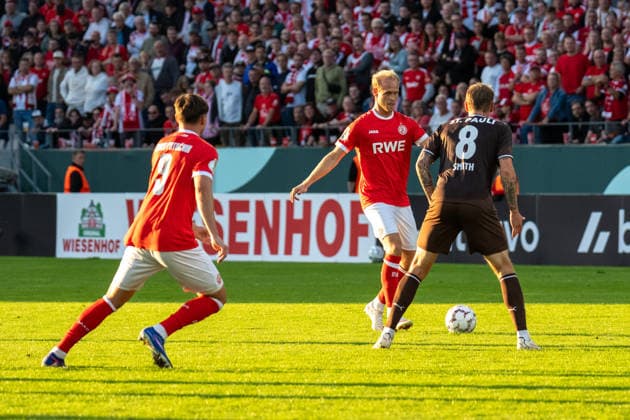 Lucas Brumme (Rot-Weiss Essen, 14) gegen Eric Smith (FC St. Pauli, 08), GER Rot-Weiss Essen vs. FC St. Pauli, Fussball, DFB Pokal, Runde 1, Hauptrunde 2026 2027, 23.08.2026 DFB DFL REGULATIONS PROHIBIT ANY USE OF PHOTOGRAPHS AS IMAGE SEQUENCES AND OR QUASI-VIDEO, GER Rot-Weiss Essen vs. FC St. Pauli, Fussball, DFB Pokal, Runde 1, Hauptrunde 2026 2027, 23.08.2026 Essen *** Lucas Brumme, Rot-Weiss Essen, 14, vs. Eric Smith, FC St. Pauli, 08, GER Rot-Weiss Essen vs. FC St. Pauli, Soccer, DFB Cup, Round 1, Main Round 2026–2027, August 23, 2026 DFB DFL regulations prohibit any use of photographs as image sequences and or quasi-video, GER Rot-Weiss Essen vs. FC St. Pauli, Soccer, DFB Cup, Round 1, Main Round 2026–2027, August 23, 2026, Essen Copyright: xEibner-Pressefoto FabianxFriesex EP_FFE