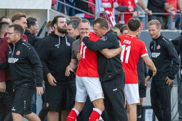 Uwe Koschinat (Rot-Weiss Essen, Cheftrainer) freut sich mit seinen Spielern ueber den Sieg, GER Rot-Weiss Essen vs. FC St. Pauli, Fussball, DFB Pokal, Runde 1, Hauptrunde 2026 2027, 23.08.2026 DFB DFL REGULATIONS PROHIBIT ANY USE OF PHOTOGRAPHS AS IMAGE SEQUENCES AND OR QUASI-VIDEO, GER Rot-Weiss Essen vs. FC St. Pauli, Fussball, DFB Pokal, Runde 1, Hauptrunde 2026 2027, 23.08.2026 Essen *** Uwe Koschinat, head coach of Rot Weiss Essen, celebrates the victory with his players; GER Rot Weiss Essen vs. FC St. Pauli, Soccer, DFB Cup, Round 1, Main Round 2026–2027, August 23, 2026 DFB DFL regulations prohibit any use of photographs as image sequences and or quasi-video, GER Rot Weiss Essen vs. FC St. Pauli, soccer, DFB Cup, Round 1, Main Round 2026–2027, August 23, 2026, Essen Copyright: xEibner-Pressefoto FabianxFriesex EP_FFE
