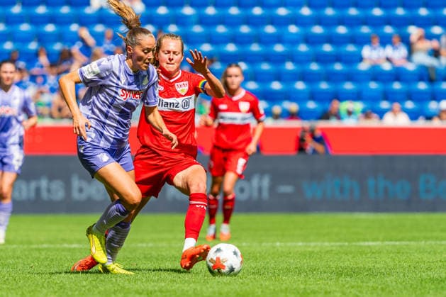 Google Pixel Frauen Bundesliga: TSG 1899 Hoffenheim vs. VfB Stuttgart; 23.08.2026 Hoffenheim, GERMANY - 23. August 2026: Maximiliane Rall (VfB Stuttgart, 8) und Sara Ritter (TSG 1899 Hoffenheim, 22) im Zweikampf während dem Match zwischen der TSG 1899 Hoffenheim und dem VfB Stuttgart am 1. Spieltag der Google Pixel Frauen-Bundesliga in der SNP Arena *** Google Pixel Women s Bundesliga: TSG 1899 Hoffenheim vs. VfB Stuttgart, August 23, 2026, Hoffenheim, GERMANY. August 23, 2026: Maximiliane Rall (VfB Stuttgart, No. 8) and Sara Ritter (TSG 1899 Hoffenheim, 22, in a tackle during the match between TSG 1899 Hoffenheim and VfB Stuttgart on Matchday 1 of the Google Pixel Women’s Bundesliga at the SNP Arena Copyright: xBEAUTIFULxSPORTS Steinx