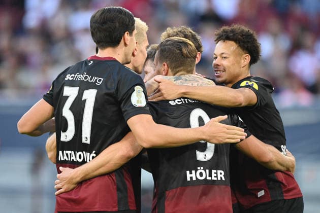 Torjubel Freiburg nach dem Tor zum 0-3 durch Derry SCHERHANT (FR) Jubel, jubeln, Freude, cheers, Fussball DFB Pokal, 1. Hauptrunde, Fortuna Duesseldorf (D) - SC Freiburg (FR) 1-5 am 23.08.2026 in der Merkur Spiel Arena Duesseldorf Deutschland. DFL DFB regulations prohibit any use of photographs as image sequences and or quasi-video Â *** Freiburg celebrates after Derry SCHERHANT FR scores the 0–3 goal; celebration, cheering, joy, cheers, soccer, DFB Cup, 1st round, Fortuna Düsseldorf vs. SC Freiburg, Friday, August 23, 2026, at the Merkur Spiel Arena in Düsseldorf, Germany. DFL and DFB regulations prohibit any use of photographs as image sequences and or quasi-video.