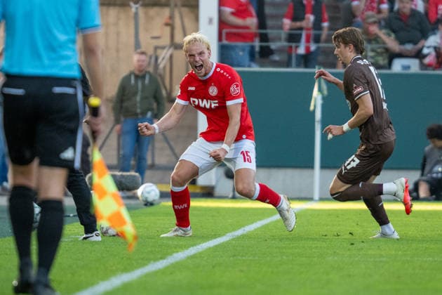 Emotionen bei Ben Huening (Rot-Weiss Essen, 15), GER Rot-Weiss Essen vs. FC St. Pauli, Fussball, DFB Pokal, Runde 1, Hauptrunde 2026 2027, 23.08.2026 DFB DFL REGULATIONS PROHIBIT ANY USE OF PHOTOGRAPHS AS IMAGE SEQUENCES AND OR QUASI-VIDEO, GER Rot-Weiss Essen vs. FC St. Pauli, Fussball, DFB Pokal, Runde 1, Hauptrunde 2026 2027, 23.08.2026 Essen *** Emotions at Ben Huening Rot Weiss Essen, 15, GER Rot Weiss Essen vs. FC St. Pauli, Soccer, DFB Cup, Round 1, Main Round 2026–2027, August 23, 2026 DFB DFL regulations prohibit any use of photographs as image sequences and or quasi-video, GER Rot-Weiss Essen vs. FC St. Pauli, Soccer, DFB Cup, Round 1, Main Round 2026–2027, August 23, 2026, Essen Copyright: xEibner-Pressefoto FabianxFriesex EP_FFE