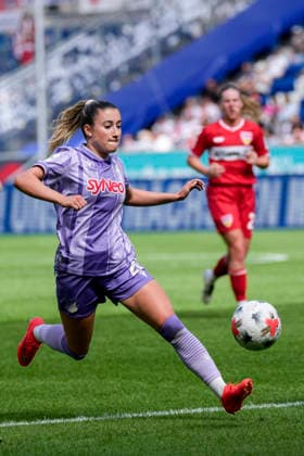 Janna Grimm (TSG, 26), am Ball, Freisteller, Ganzkörper, Einzelbild, Einzelfoto, Aktion, Action, 23.08.2026, Sinsheim (Deutschland), Fussball, Google Pixel Frauen-Bundesliga, TSG 1899 Hoffenheim - VfB Stuttgart, DFB DFL REGULATIONS PROHIBIT ANY USE OF PHOTOGRAPHS AS IMAGE SEQUENCES AND OR QUASI-VIDEO. *** Janna Grimm TSG, 26, with the ball, cutout, full-body, single image, single photo, action, 23 08 2026, Sinsheim, Germany, soccer, Google Pixel Women’s Bundesliga, TSG 1899 Hoffenheim vs. VfB Stuttgart, DFB and DFL regulations prohibit any use of photographs as image sequences and or quasi-video xozx
