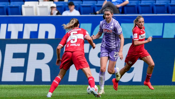 v.li.: Greta Stegemann (VfB, 5), Chiara Hahn (TSG, 23), Dafina Redzepi (VfB, 7), Zweikampf, Spielszene, Duell, duel, tackle, tackling, Dynamik, Action, Aktion, 23.08.2026, Sinsheim (Deutschland), Fussball, Google Pixel Frauen-Bundesliga, TSG 1899 Hoffenheim - VfB Stuttgart, DFB DFL REGULATIONS PROHIBIT ANY USE OF PHOTOGRAPHS AS IMAGE SEQUENCES AND OR QUASI-VIDEO. *** v li Greta Stegemann VfB, 5, Chiara Hahn TSG, 23, Dafina Redzepi VfB, 7, tackle, game play, duel, tackle, tackling, dynamism, action, August 23, 2026, Sinsheim, Germany, soccer, Google Pixel Women’s Bundesliga, TSG 1899 Hoffenheim vs. VfB Stuttgart, DFB and DFL regulations prohibit any use of photographs as image sequences and or quasi-video xozx