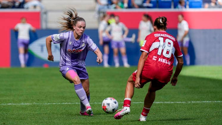 v.li.: Valesca Ampoorter (TSG, 10), Julia Mickenhagen (VfB, 18), Zweikampf, Spielszene, Duell, duel, tackle, tackling, Dynamik, Action, Aktion, 23.08.2026, Sinsheim (Deutschland), Fussball, Google Pixel Frauen-Bundesliga, TSG 1899 Hoffenheim - VfB Stuttgart, DFB DFL REGULATIONS PROHIBIT ANY USE OF PHOTOGRAPHS AS IMAGE SEQUENCES AND OR QUASI-VIDEO. *** v li Valesca Ampoorter TSG, 10, Julia Mickenhagen VfB, 18, tackle, game scene, duel, tackle, tackling, dynamism, action, 08 23 2026, Sinsheim, Germany, soccer, Google Pixel Women’s Bundesliga, TSG 1899 Hoffenheim vs. VfB Stuttgart, DFB and DFL regulations prohibit any use of photographs as image sequences and or quasi-video xozx