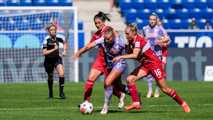 v.li.: Chantal Hagel (VfB, 6), Martine Trollsas Fenger (TSG, 15), Janina Hechler (VfB, 16), Zweikampf, Spielszene, Duell, duel, tackle, tackling, Dynamik, Action, Aktion, 23.08.2026, Sinsheim (Deutschland), Fussball, Google Pixel Frauen-Bundesliga, TSG 1899 Hoffenheim - VfB Stuttgart, DFB DFL REGULATIONS PROHIBIT ANY USE OF PHOTOGRAPHS AS IMAGE SEQUENCES AND OR QUASI-VIDEO. *** From left: Chantal Hagel (VfB), 6, Martine Trollsas Fenger (TSG), 15, Janina Hechler VfB, 16, tackle, game scene, duel, tackle, tackling, dynamics, action, 23 08 2026, Sinsheim, Germany, soccer, Google Pixel Women’s Bundesliga, TSG 1899 Hoffenheim vs. VfB Stuttgart, DFB DFL REGULATIONS PROHIBIT ANY USE OF PHOTOGRAPHS AS IMAGE SEQUENCES AND OR QUASI-VIDEO xozx