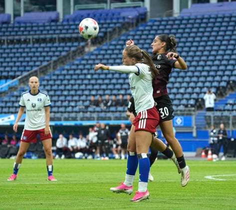 Foto : Camilla Linberg (HSV) gegen Ilayda ACIKGÖZ ( rechts, Freiburg ) Fussball Pixel Bundesliga der Frauen 1. Spieltag am So. 23.08.2026 Hamburger SV - SC Freiburg *** Photo by Camilla Linberg: HSV vs. Ilayda ACIKGÖZ (right), Freiburg Soccer Pixel Women s Bundesliga, Matchday 1, Sun, Aug. 23, 2026, Hamburger SV vs. SC Freiburg