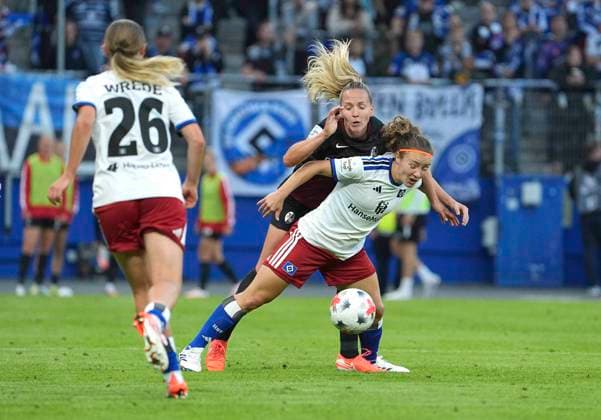Foto : Melanie BRUNNTHALER (HSV) kommt zu Fall gegen Lisa KARL ( Freiburg ) Fussball Pixel Bundesliga der Frauen 1. Spieltag am So. 23.08.2026 Hamburger SV - SC Freiburg *** Photo: Melanie BRUNNTHALER. HSV falls to Lisa KARL. Freiburg Soccer. Pixel. Women s Bundesliga, Matchday 1, Sunday, August 23, 2026. Hamburger SV vs. SC Freiburg