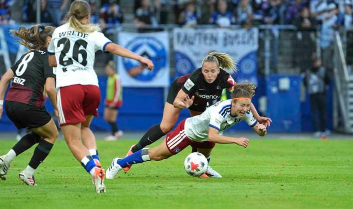 Foto : Melanie BRUNNTHALER (HSV) kommt zu Fall gegen Lisa KARL ( Freiburg ) Fussball Pixel Bundesliga der Frauen 1. Spieltag am So. 23.08.2026 Hamburger SV - SC Freiburg *** Photo: Melanie BRUNNTHALER. HSV falls to Lisa KARL. Freiburg Soccer. Pixel. Women s Bundesliga, Matchday 1, Sunday, August 23, 2026. Hamburger SV vs. SC Freiburg