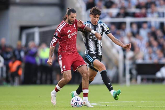 Newcastle United v Liverpool - Premier League 2026 27 Dominik Szoboszlai of Liverpool is challenged by Lewis Miley of Newcastle United during the Premier League match between Newcastle United and Liverpool at St. James s Park in Newcastle, on August 23, 2026. Newcastle Tyne and Wear United Kingdom  Copyright: xMIxNewsx originalFilename:fletcher-newcastl260823_np1PK.jpg