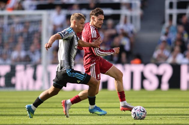 Newcastle United v Liverpool - Premier League 2026 27 Florian Wirtz of Liverpool is challenged by Sean Steur of Newcastle United during the Premier League match between Newcastle United and Liverpool at St. James s Park in Newcastle, on August 23, 2026. Newcastle Tyne and Wear United Kingdom  Copyright: xMIxNewsx originalFilename:fletcher-newcastl260823_npiqy.jpg