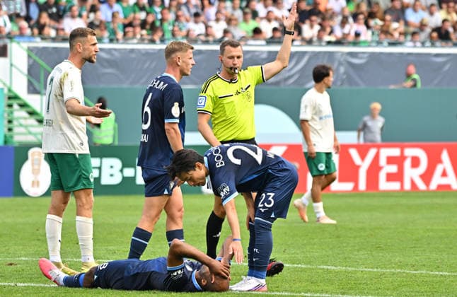 23.08.2026 - Fussball - Saison 2026 2027 - DFB Pokal Vereinspokal - 01. Runde: SpVgg Greuther Fürth ( Kleeblatt ) - VfL Bochum - Sportfoto Zink MeZi - xmexzix - regulations prohibit any use of photographs as image sequences and or quasi-video - Jean Manuel Mbom (8, VfL Bochum ) verletzt Verletzung angeschlagen am Boden *** August 23, 2026 Soccer Season 2026–2027 DFB Cup Club Cup First Round SpVgg Greuther Fürth Kleeblatt vs. VfL Bochum Sports photo by Zink MeZi xmexzix; regulations prohibit any use of photographs as image sequences and or quasi-video. Jean Manuel Mbom 8, VfL Bochum, injured, down on the ground