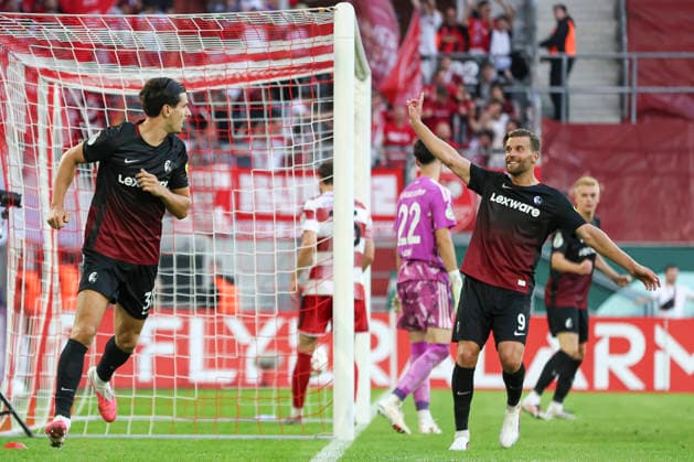 Igor Matanovic (SC Freiburg) Torjubel,jubelt mit seiner Mannschaft nach dem Treffer zum 0:2 waehrend des Spiels der 1. Runde des DFB-Pokal zwischen Fortuna Duesseldorf und SC Freiburg, Merkur Spiel-Arena am 23. August 2026 in Duesseldorf, Deutschland. (Foto von Oliver Kaelke DeFodi Images) +++ Igor Matanovic (SC Freiburg) celebrates after scoring his team s second goal with teammates during the 1st round match of the DFB-Pokal between Fortuna Duesseldorf and SC Freiburg at Merkur Spiel-Arena on August 23, 2026 in Dusseldorf, Germany. (Photo by Oliver Kaelke DeFodi Images) DFB DFL REGULATIONS PROHIBIT ANY USE OF PHOTOGRAPHS AS IMAGE SEQUENCES AND OR QUASI-VIDEO. (Photo by Oliver Kaelke DeFodi Images) - *** Igor Matanovic of SC Freiburg celebrates with his teammates after scoring the goal that made the score 0–2 during the first-round match of the DFB Cup between Fortuna Düsseldorf and SC Freiburg at the Merkur Spiel Arena on August 23, 2026, in Düsseldorf, Germany. Photo by Oliver Kaelke, DeFodi Images. Igor Matanovic of SC Freiburg celebrates after scoring his team’s second goal with teammates during the first-round match of the DFB Cup between Fortuna Düsseldorf and SC Freiburg at Merkur Spiel Arena on August 23, 2026 in Düsseldorf, Germany. Photo by Oliver Kaelke, DeFodi Images. DFB and DFL regulations prohibit any use of photographs as image sequences and or quasi-video. Photo by Oliver Kaelke, DeFodi Images