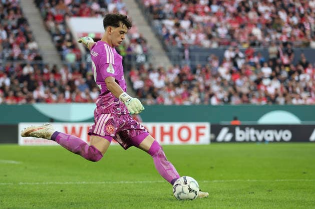 Torwart Louis Lord (Fortuna Duesseldorf) in Aktion, am Ball, Einzelaktion waehrend des Spiels der 1. Runde des DFB-Pokal zwischen Fortuna Duesseldorf und SC Freiburg, Merkur Spiel-Arena am 23. August 2026 in Duesseldorf, Deutschland. (Foto von Oliver Kaelke DeFodi Images) +++ Torwart Louis Lord (Fortuna Duesseldorf) controls the ball during the 1st round match of the DFB-Pokal between Fortuna Duesseldorf and SC Freiburg at Merkur Spiel-Arena on August 23, 2026 in Dusseldorf, Germany. (Photo by Oliver Kaelke DeFodi Images) DFB DFL REGULATIONS PROHIBIT ANY USE OF PHOTOGRAPHS AS IMAGE SEQUENCES AND OR QUASI-VIDEO. (Photo by Oliver Kaelke DeFodi Images) - *** Goalkeeper Louis Lord of Fortuna Düsseldorf in action, on the ball, making a solo play during the first-round match of the DFB Cup between Fortuna Düsseldorf and SC Freiburg at the Merkur Spiel Arena on August 23, 2026, in Düsseldorf, Germany. Photo by Oliver Kaelke, DeFodi Images. Goalkeeper Louis Lord of Fortuna Düsseldorf controls the ball during the first-round match of the DFB Cup between Fortuna Düsseldorf and SC Freiburg at Merkur Spiel Arena on August 23, 2026 in Düsseldorf, Germany Photo by Oliver Kaelke DeFodi Images DFB and DFL regulations prohibit any use of photographs as image sequences and or quasi-video Photo by Oliver Kaelke DeFodi Images