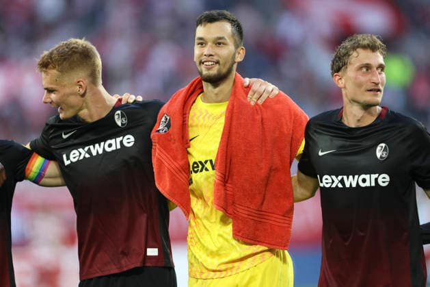 Torwart Mio Backhaus (SC Freiburg) schaut waehrend des Spiels der 1. Runde des DFB-Pokal zwischen Fortuna Duesseldorf und SC Freiburg, Merkur Spiel-Arena am 23. August 2026 in Duesseldorf, Deutschland. (Foto von Oliver Kaelke DeFodi Images) +++ Torwart Mio Backhaus (SC Freiburg) looks on during the 1st round match of the DFB-Pokal between Fortuna Duesseldorf and SC Freiburg at Merkur Spiel-Arena on August 23, 2026 in Dusseldorf, Germany. (Photo by Oliver Kaelke DeFodi Images) DFB DFL REGULATIONS PROHIBIT ANY USE OF PHOTOGRAPHS AS IMAGE SEQUENCES AND OR QUASI-VIDEO. (Photo by Oliver Kaelke DeFodi Images) - *** SC Freiburg goalkeeper Mio Backhaus looks on during the first-round DFB Cup match between Fortuna Düsseldorf and SC Freiburg at the Merkur Spiel Arena on August 23, 2026, in Düsseldorf, Germany. Photo by Oliver Kaelke, DeFodi Images. Goalkeeper Mio Backhaus of SC Freiburg looks on during the first-round match of the DFB Cup between Fortuna Düsseldorf and SC Freiburg at Merkur Spiel Arena on August 23, 2026 in Düsseldorf, Germany Photo by Oliver Kaelke DeFodi Images DFB and DFL regulations prohibit any use of photographs as image sequences and or quasi-video Photo by Oliver Kaelke DeFodi Images
