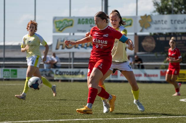 DÜDINGEN, FRIBOURG - AUGUST 23: Lola Corminboeuf of SC Düdingen challenges Elea Hagmann of FC Basel 1893 during the AXA Women’s Swiss Cup match between SC Düdingen and FC Basel 1893 at FKB Stadion Birchhölzli on August 23, 2026 in Düdingen, Fribourg, Switzerland.  Copyright: xLivioxBaeriswylx xSPPx Sportspressphoto_SPR213716