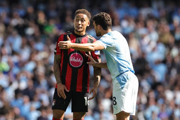 Manchester City v AFC Bournemouth - Premier League 2026 27 Marcus Tavernier of Bournemouth and Mateo Kovacic of Manchester City chat during the Premier League match between Manchester City and Bournemouth at Etihad Stadium in Manchester, United Kingdom, on August 23, 2026. Manchester Greater Manchester United, ManU Kingdom  Copyright: xNewsxImagesx originalFilename:cosgrove-premierl260823_np37q.jpg
