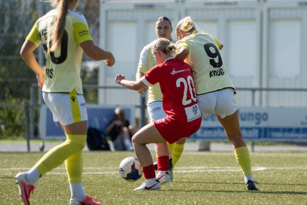 DÜDINGEN, FRIBOURG - AUGUST 23: Maelle Raetzo of SC Düdingen challenges Anna Krog of FC Basel 1893 during the AXA Women’s Swiss Cup match between SC Düdingen and FC Basel 1893 at FKB Stadion Birchhölzli on August 23, 2026 in Düdingen, Fribourg, Switzerland.  Copyright: xLivioxBaeriswylx xSPPx Sportspressphoto_SPR213726