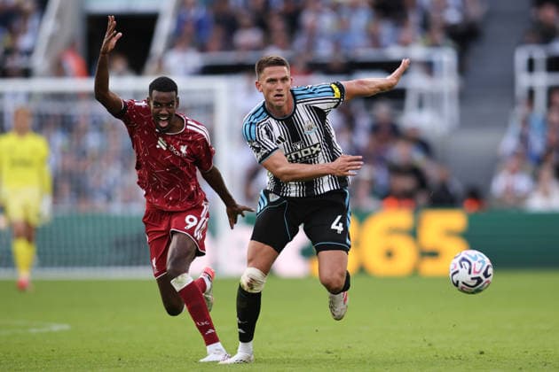 Newcastle United v Liverpool - Premier League 2026 27 Sven Botman of Newcastle United breaks away from Alexander Isak of Liverpool during the Premier League match between Newcastle United and Liverpool at St. James s Park in Newcastle, on August 23, 2026. Newcastle Tyne and Wear United Kingdom  Copyright: xMIxNewsx originalFilename:fletcher-newcastl260823_npnQM.jpg