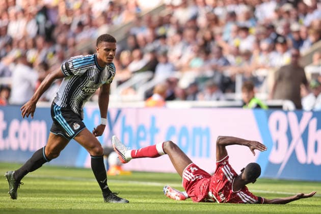 Newcastle United v Liverpool - Premier League 2026 27 Malick Thiaw of Newcastle United fouls Alexander Isak of Liverpool during the Premier League match between Newcastle United and Liverpool at St. James s Park in Newcastle, on August 23, 2026. Newcastle Tyne and Wear United Kingdom  Copyright: xMIxNewsx originalFilename:fletcher-newcastl260823_npQ4f.jpg
