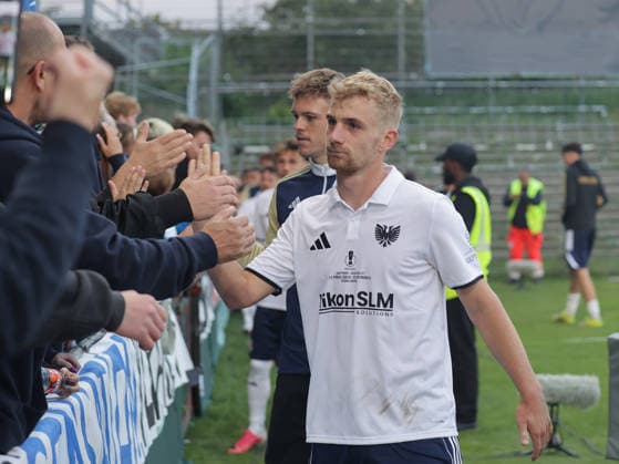 Abklatschen mit den Fans, Luebecks Philippe Markvoott Beeke Fussball, Saison 2026 2027, Maenner, Herren, DFB Pokal, 1. Hauptrunde, Stadion Lohmuehle, Phoenix Luebeck gegen SC Paderborn, 2-4 DFL REGULATIONS PROHIBIT ANY USE OF PHOTOGRAPHS AS IMAGE SEQUENCES AND OR QUASI-VIDEO. *** High-fiving the Fans, Lübeck s Philippe Markvoott Beeke Soccer, 2026–2027 Season, Men, Men s, DFB Cup, 1st Round, Lohmühle Stadium, Phoenix Lübeck vs. SC Paderborn, 2–4 DFL REGULATIONS PROHIBIT ANY USE OF PHOTOGRAPHS AS IMAGE SEQUENCES AND OR QUASI-VIDEO