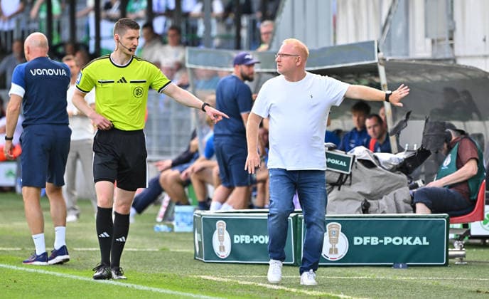 23.08.2026 - Fussball - Saison 2026 2027 - DFB Pokal Vereinspokal - 01. Runde: SpVgg Greuther Fürth ( Kleeblatt ) - VfL Bochum - Sportfoto Zink MeZi - xmexzix - regulations prohibit any use of photographs as image sequences and or quasi-video - Daniel Bartnitzki (Vierter Offizieller) Heiko Vogel ( Trainer SpVgg Greuther Fürth ) *** August 23, 2026 Soccer Season 2026–2027 DFB Cup Club Cup First Round SpVgg Greuther Fürth Kleeblatt vs. VfL Bochum Sports photo by Zink MeZi xmexzix; regulations prohibit any use of photographs as image sequences and or quasi-video. Daniel Bartnitzki, Fourth Official; Heiko Vogel, Coach of SpVgg Greuther Fürth