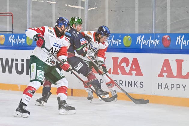 Dolomitencup 2026; Eisbären Berlin - Augsburger Panther; 23.08.2026 NEUMARKT, ITALY - 23. AUGUST: v. l. Maximilian GLÖTZL (Augsburger Panter 21), Leonhard PFÖDERL (Eisbären Berlin 93) und Luke TOPOROWSKI (Augsburger Panther 77) während dem Testspiel zwischen den Eisbären Berlin und den Augsburger Panthern beim Dolomitencup in der Würth Arena Neumarkt *** Dolomites Cup 2026 Eisbären Berlin vs. Augsburger Panther August 23, 2026 NEUMARKT, ITALY August 23, from left: Maximilian GLÖTZL, Augsburger Panther 21, Leonhard PFÖDERL, Eisbären Berlin 93, and Luke TOPOROWSKI, Augsburger Panther 77, during the exhibition game between the Eisbären Berlin and the Augsburger Panther at the Dolomiten Cup in the Würth Arena in Neumarkt Copyright: xBEAUTIFULxSPORTS Goldbergx