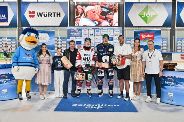 Dolomitencup 2026; Eisbären Berlin - Augsburger Panther; 23.08.2026 NEUMARKT, ITALY - 23. AUGUST: im Bild Moritz ELIAS (Augsburger Panther 46) und Leonhard PFÖDERL (Eisbären Berlin 93) nach dem Testspiel zwischen den Eisbären Berlin und den Augsburger Panthern beim Dolomitencup in der Würth Arena Neumarkt *** Dolomites Cup 2026 Eisbären Berlin vs. Augsburger Panther August 23, 2026 NEUMARKT, ITALY, August 23. Pictured: Moritz ELIAS of the Augsburger Panther (No. 46) and Leonhard PFÖDERL of the Eisbären Berlin (No. 93) after the exhibition game between the Eisbären Berlin and the Augsburger Panther at the Dolomiten Cup in the Würth Arena in Neumarkt Copyright: xBEAUTIFULxSPORTS Goldbergx